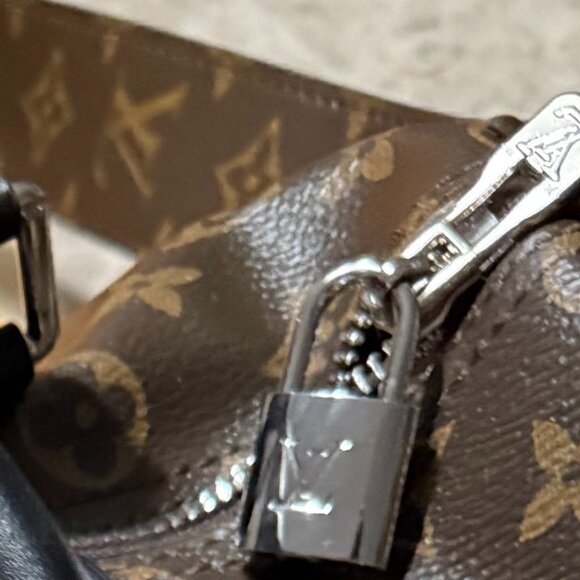 STUNNING Fashion Satchel with 2 straps (1 Reversible)-Crossbody-Dual Wear-LV BAG - Picture 9 of 9